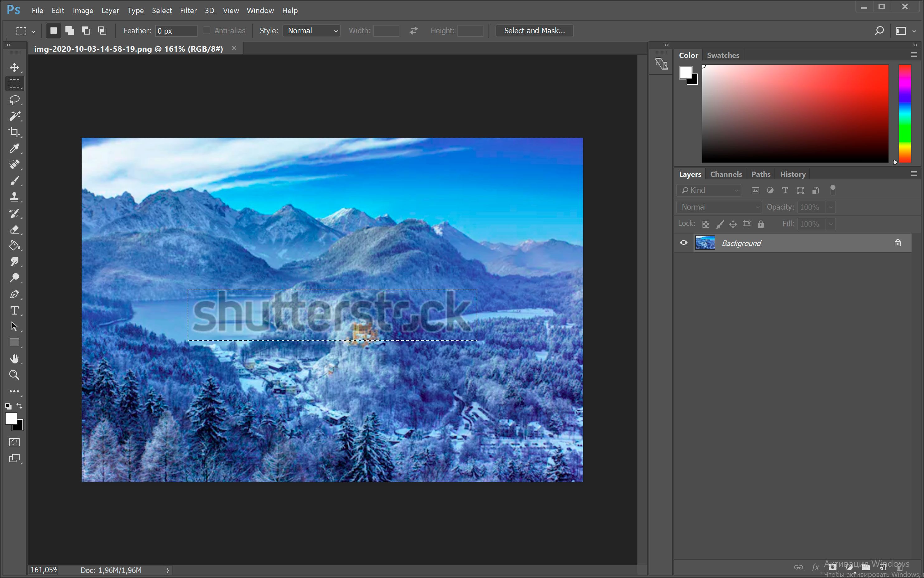 在Photoshop中打开带有Shutterstock水印的图像。..